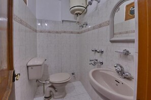 Deluxe Room | Bathroom | Free toiletries, towels - Hotel Ashish Inn (Kandaghat)