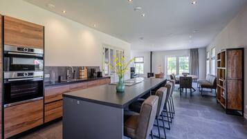 Wasserkocher mit Kaffee-/Teezubehör, Kühlschrank, Mikrowelle, Ofen