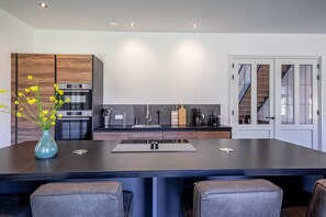 Fridge, microwave, oven, stovetop - Villa on Texel near Wadden Sea & Bird Area (Oosterend)