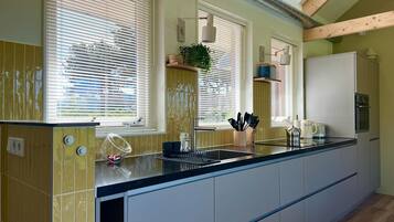Fridge, microwave, stovetop, dishwasher