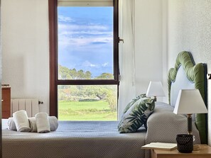 2 dormitorios, tabla de planchar con plancha, ropa de cama