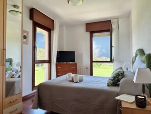 2 slaapkamers, een strijkplank/strijkijzer, beddengoed