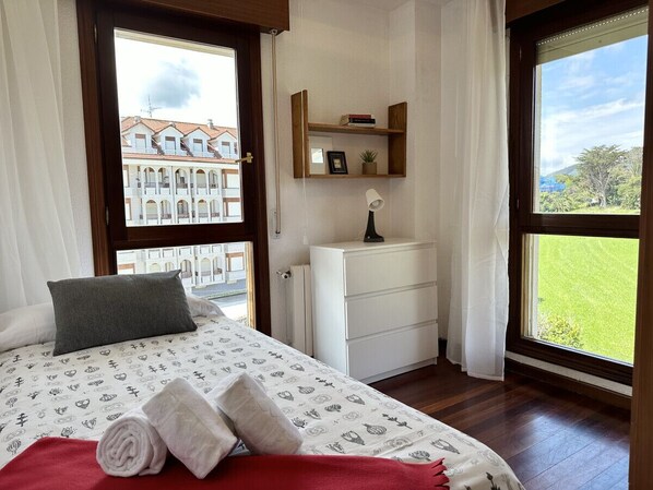 2 bedrooms, iron/ironing board, bed sheets