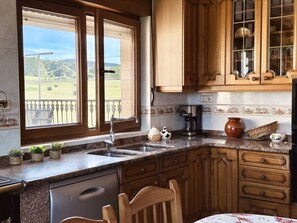 Refrigerador, microondas, horno y cafetera y tetera 