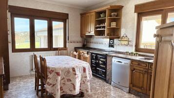 Een koelkast, een magnetron, een oven, een koffiezetapparaat/waterkoker