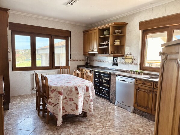 Fridge, microwave, oven, coffee/tea maker