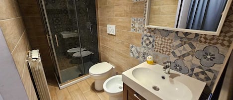 Haartrockner, Handtücher, Seife, Toilettenpapier