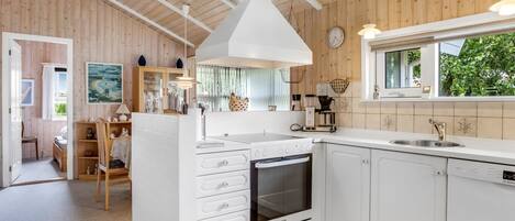 ثلاجة، ميكروويف، غسالة أطباق، مستلزمات طهي/أطباق/أوعية