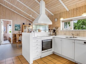 Refrigerador, microondas, lavavajillas y utensilios de cocina 