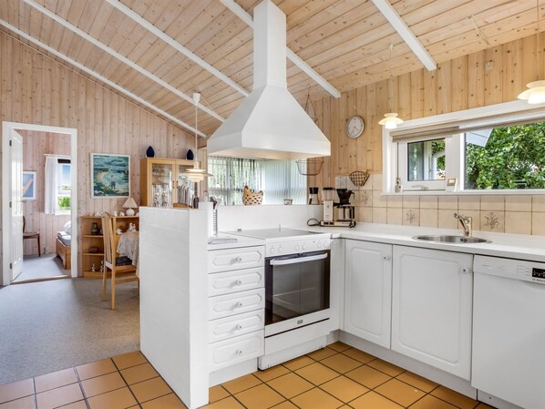 Kylskåp, mikrovågsugn, diskmaskin och grytor/köksredskap