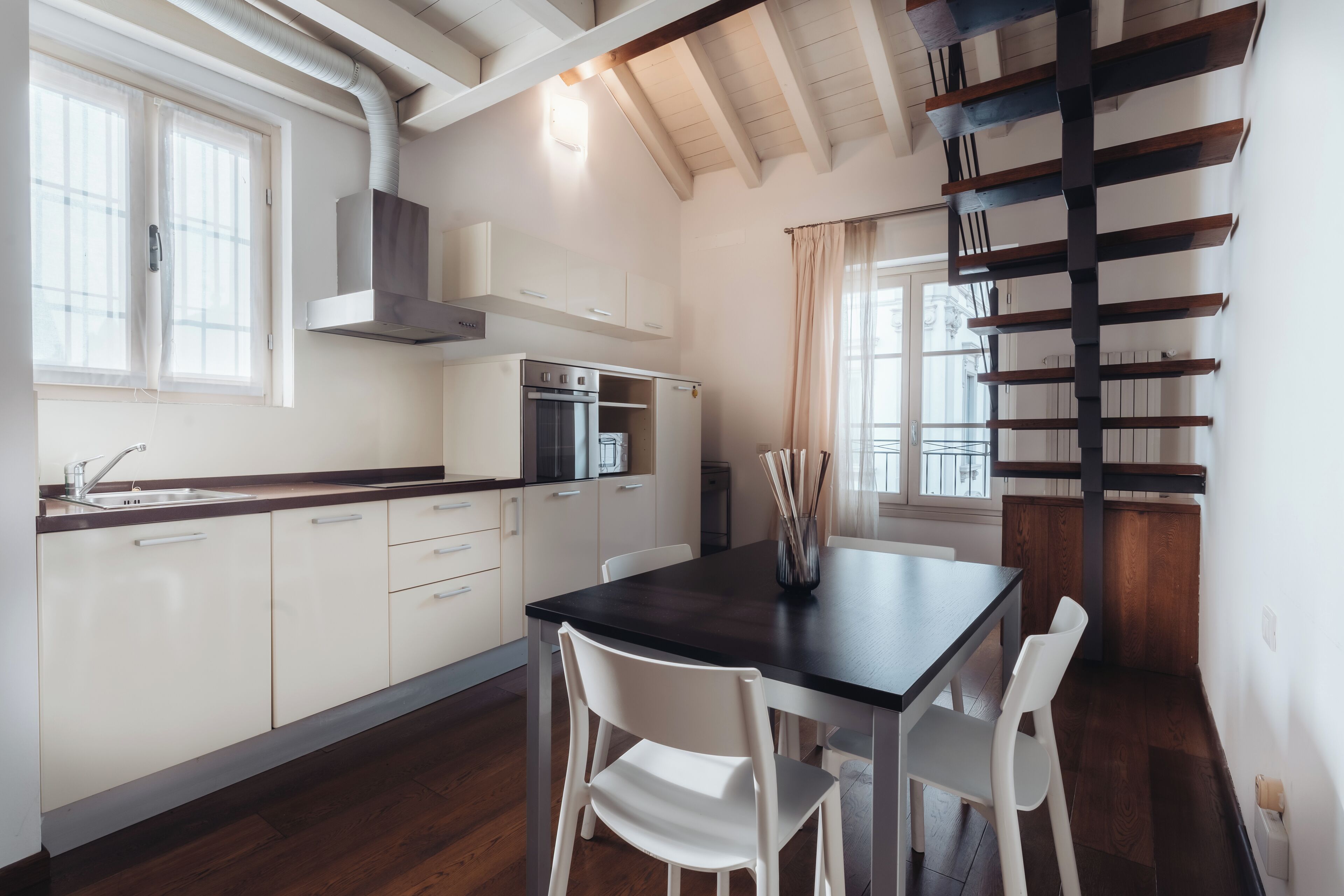 Geladeira, micro-ondas, cooktop, talheres/pratos/utensílios de cozinha