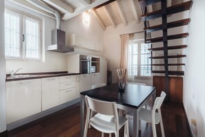 Réfrigérateur, micro-ondes, plaque de cuisson