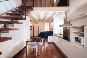 Fridge, microwave, stovetop, cookware/dishes/utensils - Charming Apartments Brera (Milan)