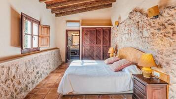 4 slaapkamers, een strijkplank/strijkijzer, wifi