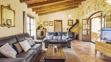 Een televisie en een open haard