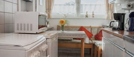 Fridge, stovetop