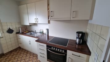 Kühlschrank, Mikrowelle, Herdplatte, Geschirrspüler