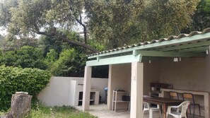 Outdoor dining - Apartment in villa on shady plot, near Bastia town center, parking. (Ville-di-Pietrabugno)