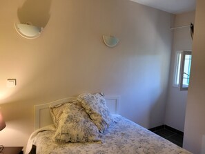 1 bedroom, WiFi, bed sheets - Apartment in villa on shady plot, near Bastia town center, parking. (Ville-di-Pietrabugno)