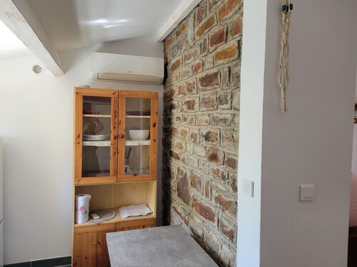 Apartment in villa on shady plot, near Bastia town center, parking.