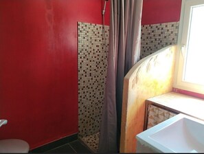 Shower, hair dryer, towels, soap - Apartment in villa on shady plot, near Bastia town center, parking. (Ville-di-Pietrabugno)