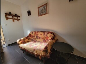 Living area - Apartment in villa on shady plot, near Bastia town center, parking. (Ville-di-Pietrabugno)