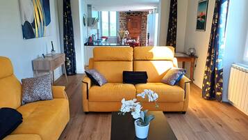 TV, tavolo da ping pong, libri