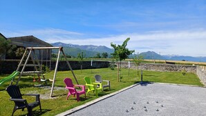 A playground with swings and slides, outdoor seating, and a gravel area with metal balls. - House with swimming pool and bowling green at the foot of the Pyrenees (Asson)