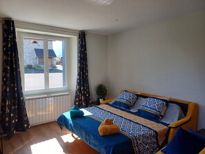 2 多间卧室、办公桌、熨斗/熨衣板、旅行婴儿床