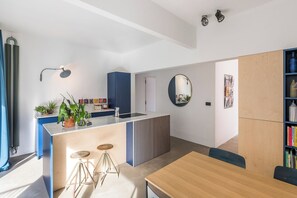 Køleskab, mikrobølgeovn, ovn, kogeplade