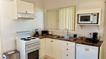 Corymbosum Cottage | Private kitchen | Fridge, microwave, toaster, cookware/dishes/utensils
