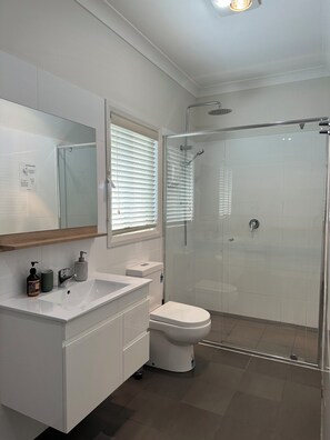 Bathroom - Blueberry Hills on Comleroy (Kurrajong)