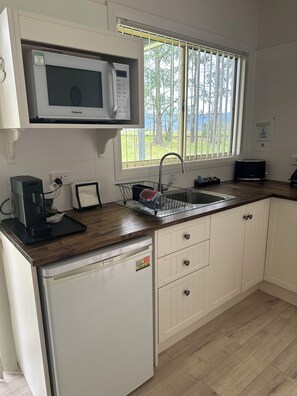 Darrawii Cottage | Dapur pribadi | Lemari es, microwave, pemanggang roti, dan peralatan masak/sendok-piring
