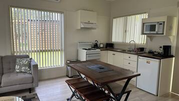 Corymbosum Cottage | Private kitchen | Fridge, microwave, toaster, cookware/dishes/utensils