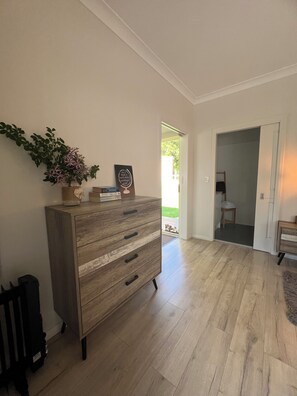 Corymbosum Cottage | 1 bedroom, memory foam beds, desk, laptop workspace - Blueberry Hills on Comleroy (Kurrajong)