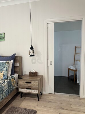 Darrawii Cottage | Kamar mandi | Shower, pancuran hujan, pengering rambut, dan handuk
