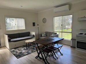 Corymbosum Cottage | Área de sala de estar | Televisión LCD 