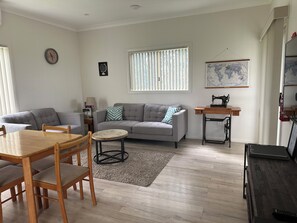 Darrawii Cottage | Área de sala de estar | Televisión LCD 
