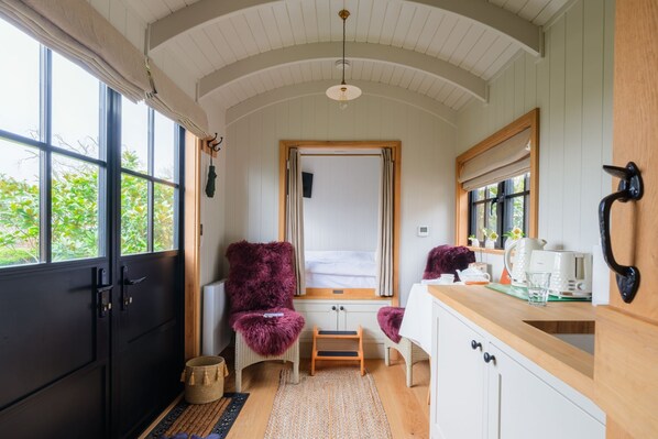 1 bedroom, WiFi, bed sheets - Quaint shepherd's hut with beautiful views of the Cotswold countryside - The Sheiling (Bledington)