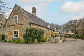 Exterior - Quaint shepherd's hut with beautiful views of the Cotswold countryside - The Sheiling (Bledington)