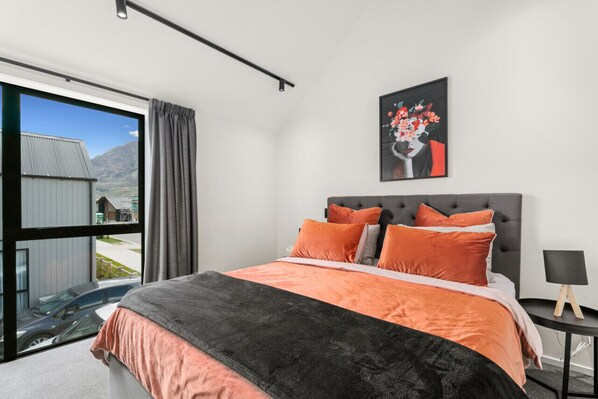 1 bedroom, desk, free WiFi, bed sheets