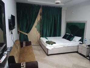 Deluxe Double Room | Soundproofing, iron/ironing board, free WiFi