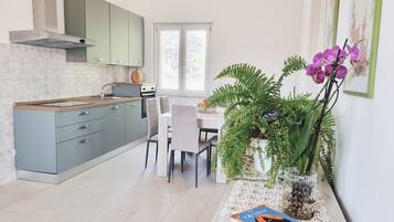 Kühlschrank, Ofen, Herdplatte, Wasserkocher mit Kaffee-/Teezubehör