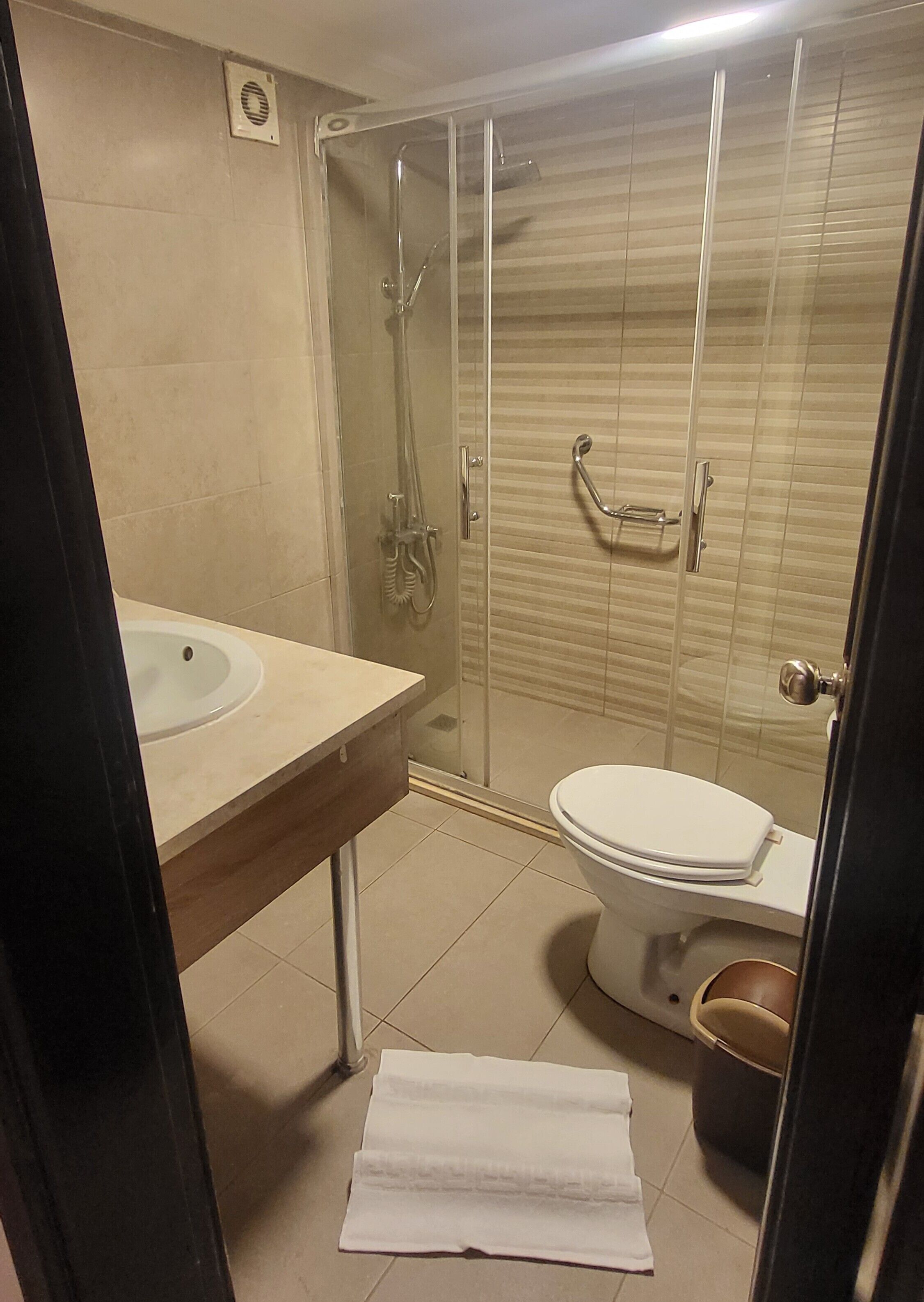 Standard Double or Twin Room, City View | Bathroom | Shower, rainfall showerhead, free toiletries, hair dryer