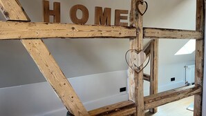 A wooden structure with the word "HOME" and heart-shaped decorations. - Über den Dächern von Braunlage - Urlaub zu Viert (Braunlage)