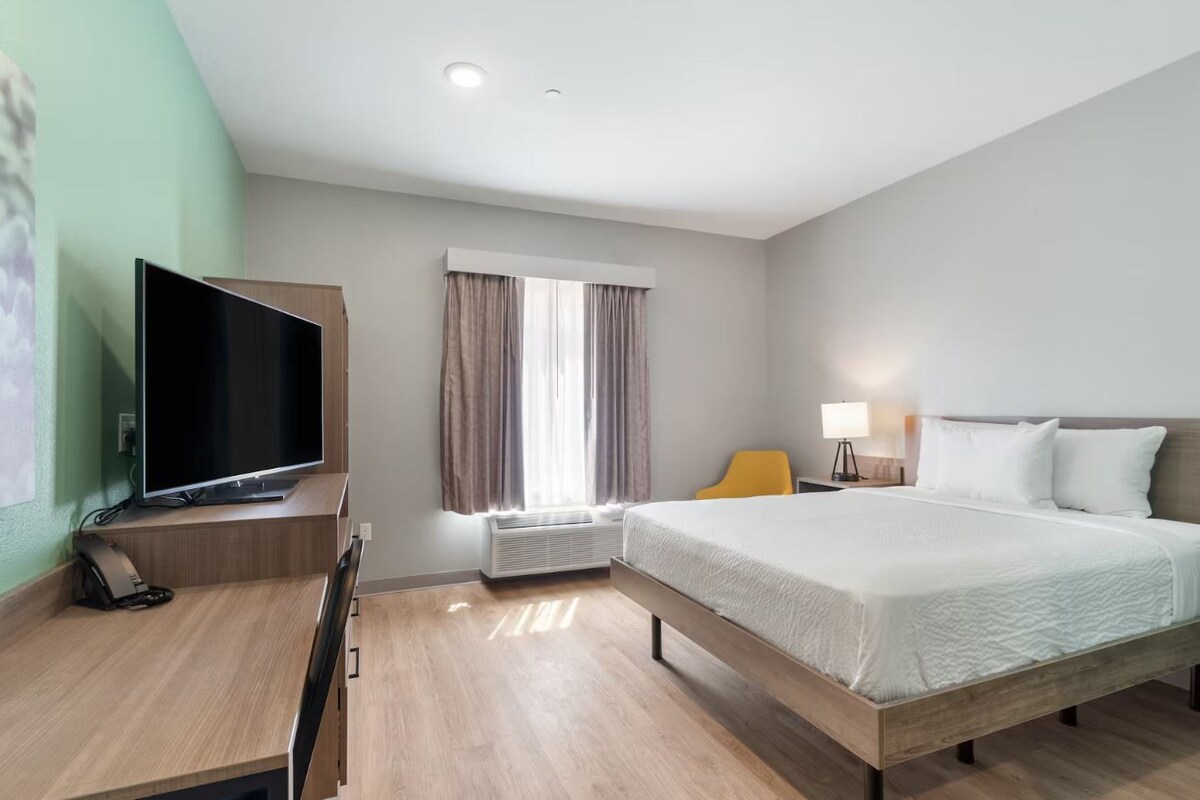 1 Queen Bed, Mobility Accessible Room, w/ Grab Bars, Non-Smoking
