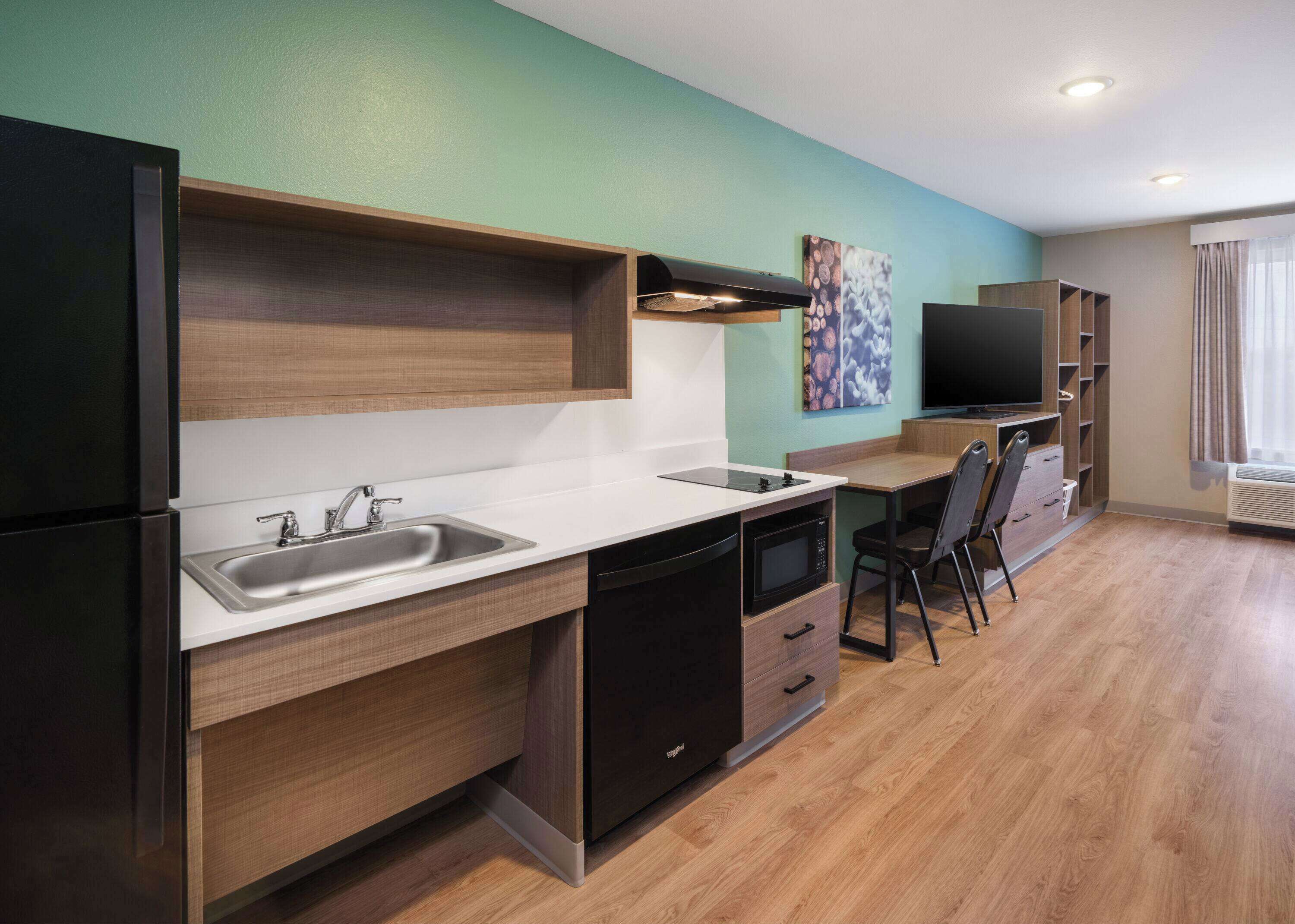 Habitación, 2 camas de matrimonio, no fumadores (Mobility, Bathtub W/grab Bars) | Escritorio, espacio para trabajar con un portátil, cortinas opacas