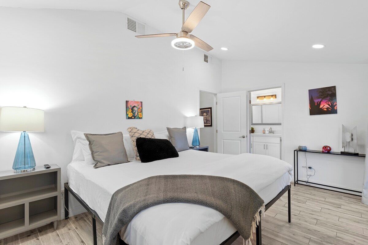 5 bedrooms, iron/ironing board, WiFi, bed sheets