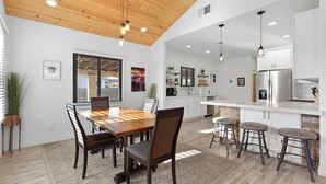 Dining - Charming House & Cottage in Downtown Phoenix (Phoenix)
