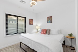 5 habitaciones, tabla de planchar con plancha, wifi y ropa de cama 